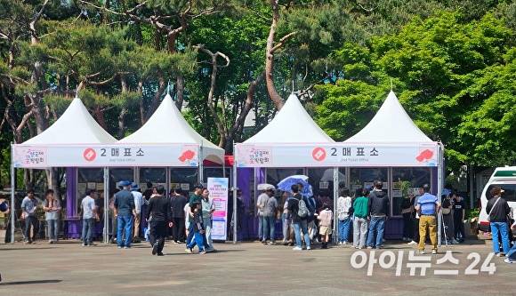 '2026고양국제꽃박람회' 현장에 마련된 제2매표소 앞에서 관람객들이 전시를 관람하기 위해 입장권을 구매하며  대기하고 있다. [사진=김재환기자]