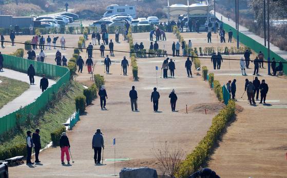 파크골프 열풍...강릉 파크골프장.  연합뉴스 *해당 사진은 기사와는 직접적인 관련이 없습니다.