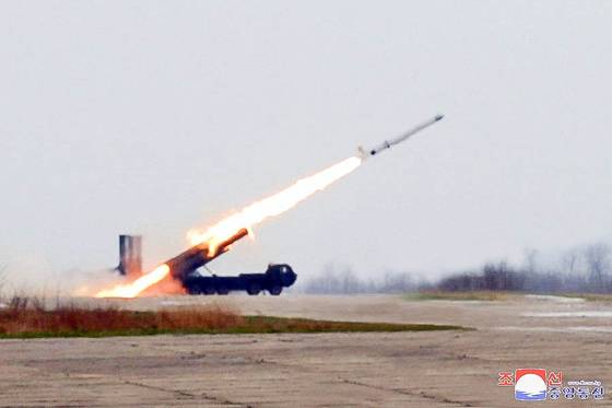 북한 미사일총국이 2024년 4월 19일 오후 서해상에서 전략 순항미사일 '화살-1라-3'형 초대형 전투부(탄두) 위력 시험을 진행했다고 밝혔다. 조선중앙통신=연합뉴스