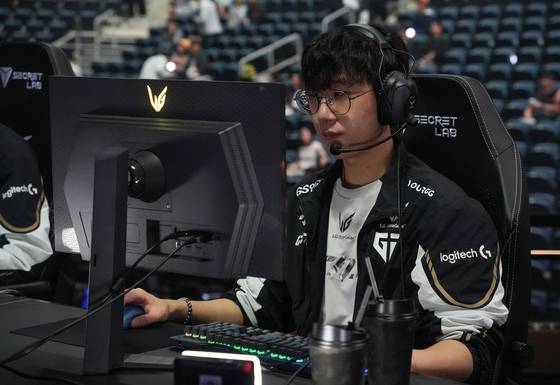 젠지의 비텀 라이너 '룰러' 박재혁이 28일 인천 중구 영종도 인스파이어 아레나에서 열린 2025 LCK 결승전 시작 전 장비를 점검하고 있다. 연합뉴스