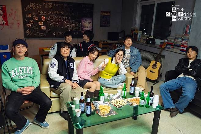 주인공 황동만(구교환)과 비슷한 고민으로 갈등하는 ‘모자무싸’ 속 8인회. [사진 JTBC]