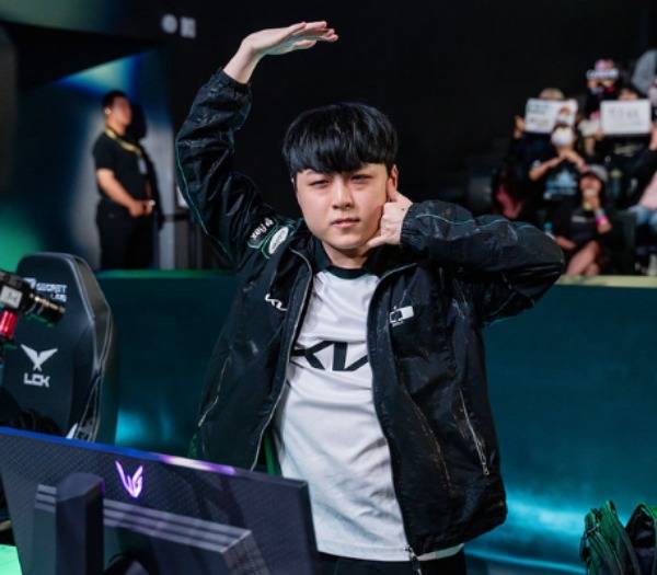 디플러스 기아 미드라이너 '쇼메이커' 허수가 승리 후 세레모니를 선보이고 있다. /LCK 제공