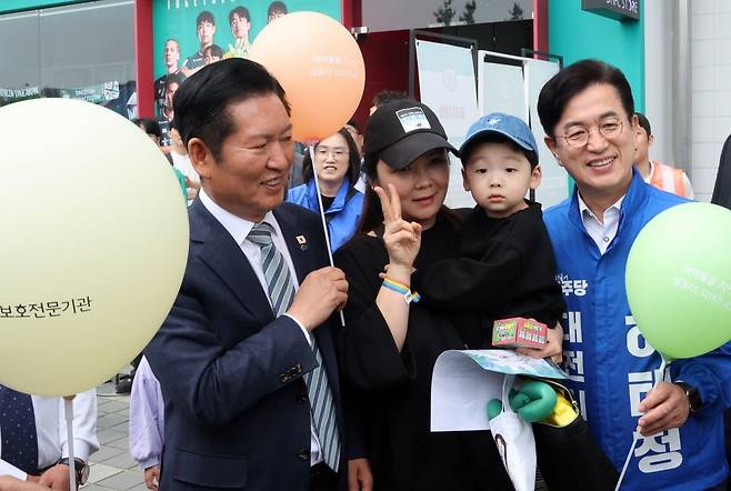 정청래 더불어민주당 대표가 2일 대전 유성구에서 열린 어린이날 축하 행사장에서 만난 지지자와 기념사진을 찍고 있다./사진=연합뉴스