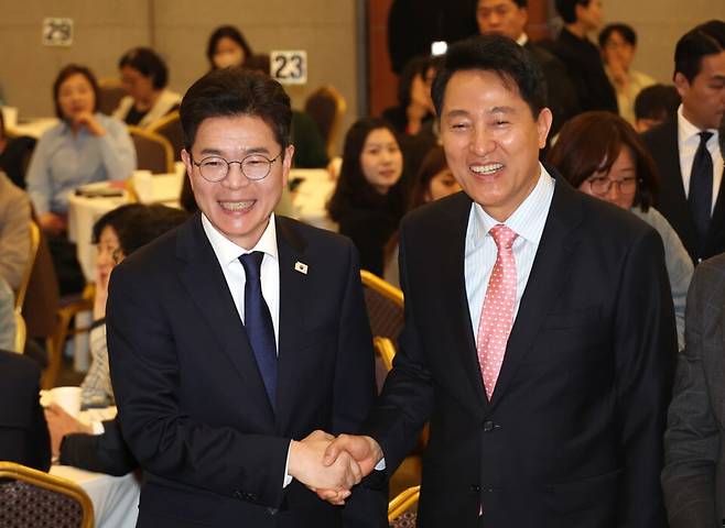 오세훈 국민의힘 서울시장 후보(오른쪽)와 정원오 더불어민주당 서울시장 후보가 지난달 22일 용산구 백범김구기념관에서 열린 서울시사회복지사협회 창립 40주년 기념행사에서 만나 악수하고 있다./사진=연합뉴스