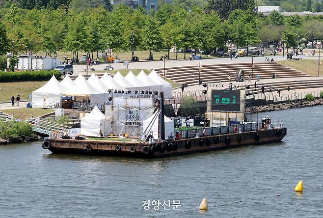 1일 서울 여의도 한강공원 앞 바지선 위에 ‘한강 꿈의 운동장’이 설치돼 있다. 2026.5.1. 강윤중 기자