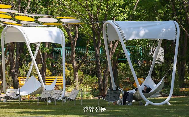 서울 성동구 서울숲에서 시민들이 국제정원박람회에 마련된 정원들을 관람하고 있다 권도현 기자