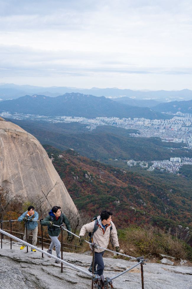 People hike rocky Bukhansan (Getty Images)