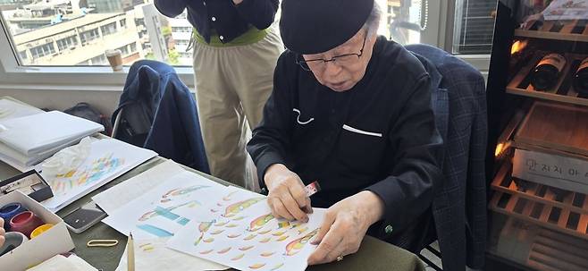 일본에선 혁필을 '하나모지(꽃글자)'라고 부르고 미국에선 '레인보우아트'라고 부른다. 남 선생은 "우리도 혁필이라고 하지말고 꽃글씨나 무지개 글씨 등 예쁘게 불렀음 좋겠다"고 말했다. 백재연 기자