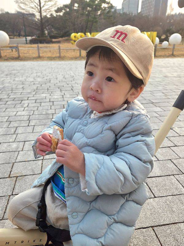 먹는 걸 거부하던 아이가 지난달 와플을 먹는 모습. 부부 제공
