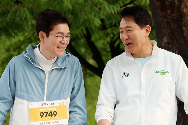 정원오(왼쪽) 더불어민주당 서울시장 후보와 오세훈 국민의힘 서울시장 후보가 2일 오전 서울 마포구 평화의공원 평화광장에서 열린 제26회 여성마라톤 대회에서 대화하고 있다. 뉴시스