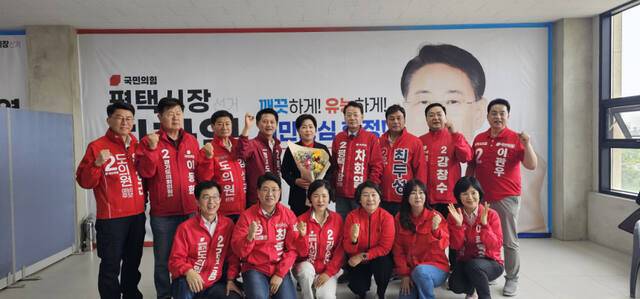 2일 양향자 경기도지사 후보(국민의힘·뒷줄 좌측 다섯 번째)가 첫 공식 일정으로 통복시장 인근에 위치한 차화열 평택시장 후보(국민의힘·뒷줄 우측 네 번째) 캠프 사무실을 방문해 시·도의원 후보들과 기념 촬영을 하고 있다. 윤동현기자