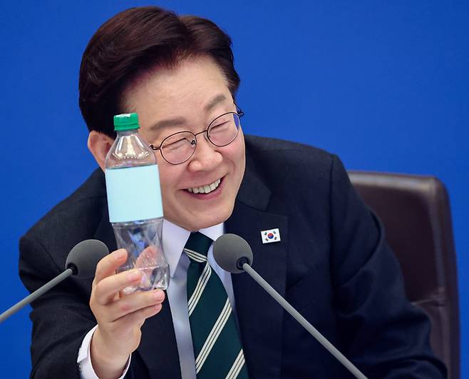 재생원료 100% 페트병 살펴보는 이재명 대통령 [연합뉴스]