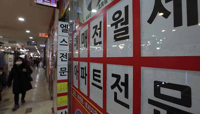 송파구의 한 중개업소 외벽 전월세 안내 문구가 적혀 있다. [이승환 기자]