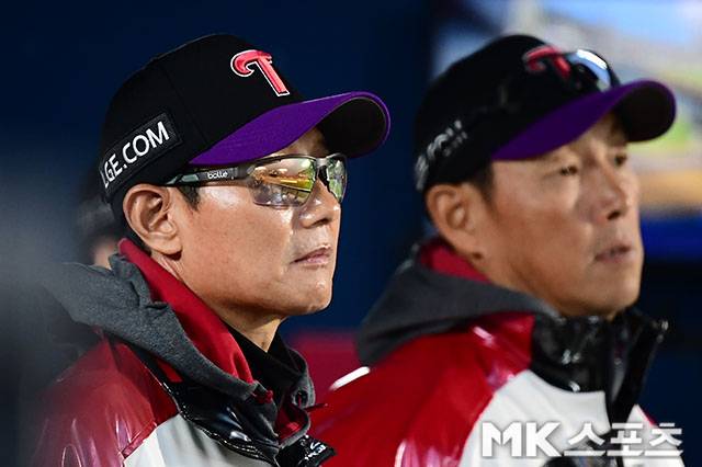 4월 10일 오후 서울 잠실구장에서 ‘2026 신한 SOL KBO 리그’ SSG 랜더스와 LG 트윈스 경기가 열렸다. LG 염경엽 감독이 경기를 지켜보고 있다. 사진=김영구 기자