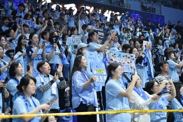 플레이오프 6전 전승의 소노, 그들은 KBL 역사상 몇 없는 ‘로얄로더’의 길을 걷고 있다. 위너스의 뜨거운 응원이 없었다면 쉽지 않았을 일. 그리고 서준혁 회장과 같은 리더의 적극적인 지원이 없었다면 어려웠을 일이다. 이제는 KCC라는 거대한 벽이 가로막고 있다. 하나, 쓰러지지 않도록, 물러서지 않도록 뒤에서 든든히 지켜주는 지원군이 있기에 소노는 앞으로 나아갈 수 있다. 사진=KBL 제공