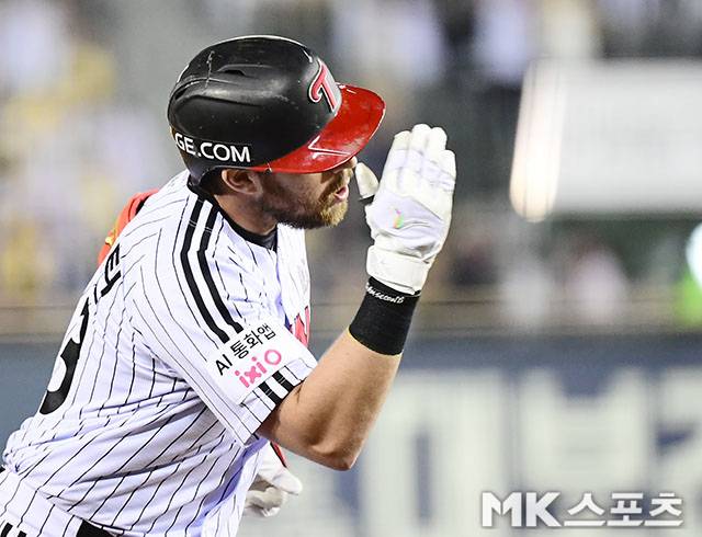 4월 14일 오후 서울 잠실구장에서 ‘2026 신한 SOL KBO 리그’ 롯데 자이언츠와 LG 트윈스 경기가 열렸다. 8회말 선두타자로 나온 LG 오스틴이 롯데 박정민을 상대로 시즌 5호 솔로홈런을 치고 그라운드를 돌고 있다. 사진=김영구 기자