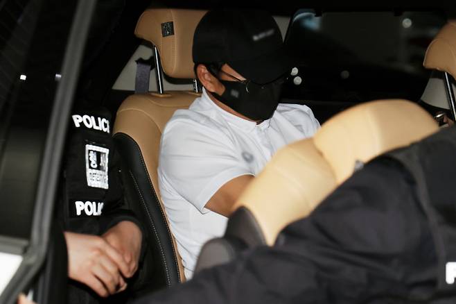 '마약왕' 박왕열에게 마약을 공급한 혐의를 받는 최모씨가 1일 인천국제공항 제2여객터미널을 통해 송환되고 있다. /사진=뉴시스