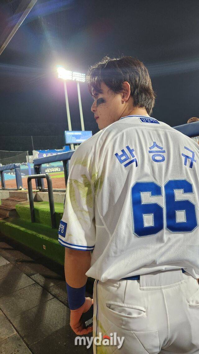 9회 끝내기 호수비의 흔적이 가득한 박승규의 유니폼./대구 = 김경현 기자