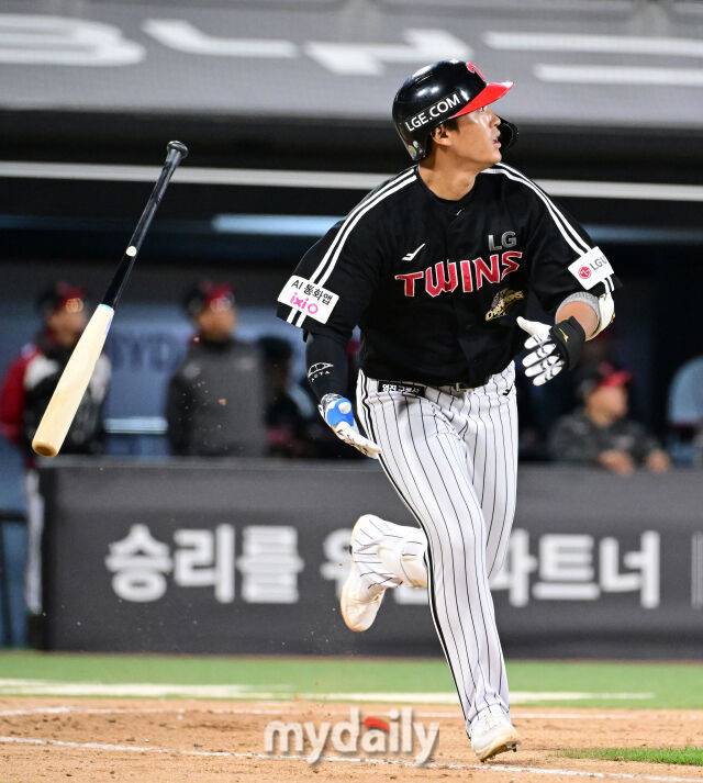 LG 송찬의가 4회초 무사 1루서 2점 홈런을 치고 있다./수원=유진형 기자