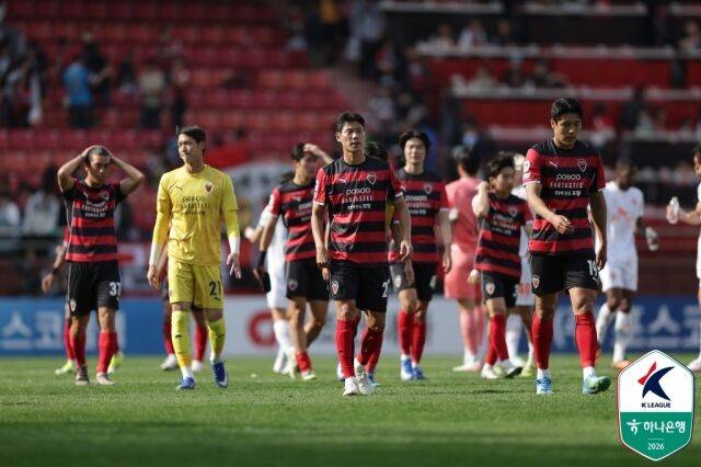 울산 HD와 포항 스틸러스가 2일 울산문수축구경기장에서 시즌 첫 '동해안 더비'를 치른다. 경기에 패한 뒤 아쉬워하고 있는 포항 선수단./프로축구연맹 제공