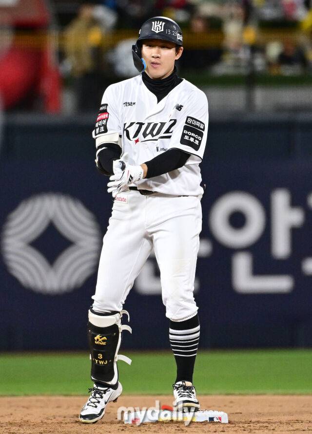 2026년 4월 30일 오후 경기도 수원KT위즈파크에서 열린 '2026 신한 SOL KBO리그' LG 트윈스와 KT 위즈의 경기. KT 최원준이 6회말 2사 1.2루서 2타점 2루타를 친 뒤 기뻐하고 있다./마이데일리
