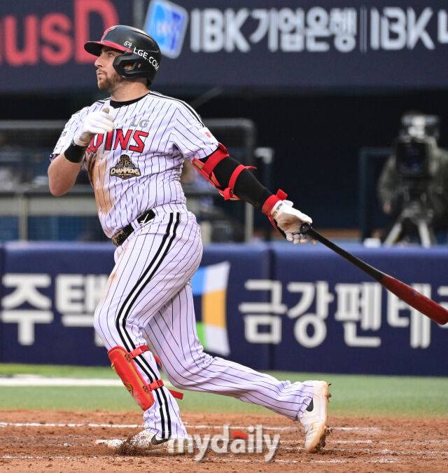 LG 오스틴이 2일 오후 서울 잠실구장에서 열린 '2026 신한 SOL KBO리그' NC 다이노스와 경기 3회말 2사 1.2루서 3점 홈런을 치고 있다./잠실=유진형 기자