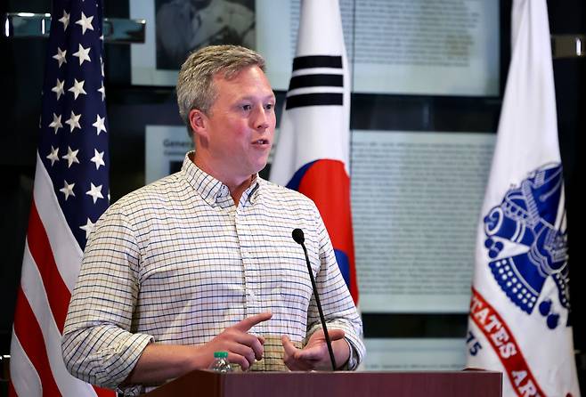 대니얼 드리스콜 미국 육군장관이 1일 경기도 평택시 캠프 험프리스에서 열린 미디어 간담회에서 발언하고 있다. <연합뉴스>
