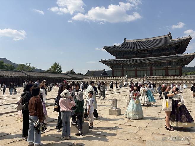 30일 오후 경복궁 근정전 앞에 많은 관광객들이 사진을 찍고 둘러보는 모습. 정주원 기자