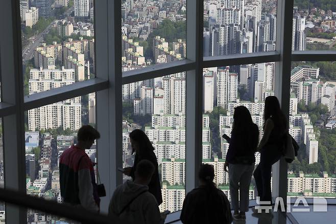 [서울=뉴시스] 서울 송파구 롯데월드타워 스카이라운지에서 송파와 강남일대 아파트 단지 모습이 보이고 있다. photo@newsis.com