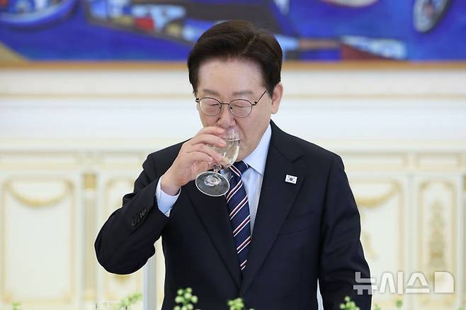 [서울=뉴시스] 고범준 기자 = 이재명 대통령이 29일 청와대에서 열린 비교섭단체 및 무소속 국회의원 초청 오찬 간담회에서 잠시 물을 마시고 있다. 2026.04.29. bjko@newsis.com