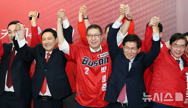[부산=뉴시스] 하경민 기자 = 장동혁 국민의힘 대표가 2일 부산 부산진구의 한 건물에서 열린 박형준 부산시장 후보 선거사무실 개소식에 참석, 행사가 끝난 뒤 박 후보 등과 손을 들고 인사하고 있다.  장 대표와 송 원내대표가 지선 후보 선거사무실 개소식에 참석한 것은 이번이 처음이다. 2026.05.02. yulnetphoto@newsis.com