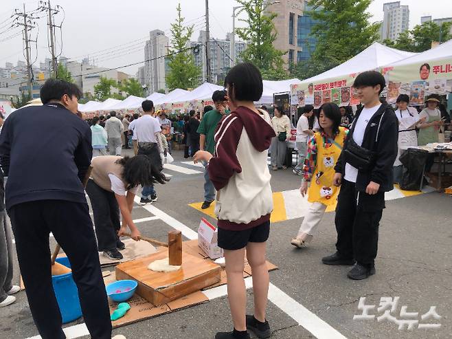 2일 경기 안양시 동안구 평촌동 새중앙교회 앞마당에서 '기대, 봄' 페스티벌이 열리고 있다. 장세인 기자