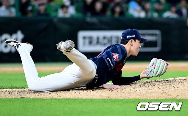 [OSEN=인천, 조은정 기자]1일 오후 인천 문학동 SSG랜더스필드에서 ‘2026 신한 SOL BANK KBO리그’ SSG 랜더스와 롯데 자이언츠의 경기가 진행됐다. 9회말 2사 1,2루에서 롯데 최준용이 SSG 최준우의 강습타구를 직접 포구, 아웃처리하고 있다. 2026.05.01 /cej@osen.co.kr
