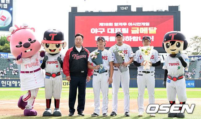 [OSEN=잠실, 조은정 기자] 9일 오후 서울 잠실야구장에서 ‘2023 신한은행 SOL KBO리그’ 두산 베어스와 롯데 자이언츠의 경기가 열렸다. 경기 전LG 차명석 단장이 항저우 아시안게임에서 금메달을 획득한 LG 정우영, 고우석, 문보경에게 꽃다발을 전달한 후 포즈를 취하고 있다. 2023.10.09 /cej@osen.co.kr