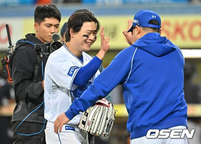 [OSEN=대구, 이석우 기자] 1일 대구삼성라이온즈파크에서 2026 신한 SOL KBO 리그 삼성 라이온즈와 한화 이글스의 경기가 열렸다. 홈팀 삼성은 원태인이, 방문팀 한화는 에르난데스가 선발 출전했다. 삼성 라이온즈 박승규가 한화 이글스에 4-3으로 승리한 후 박진만 감독과 하이파이브를 하고 있다. 2026.05.01 / foto0307@osen.co.kr