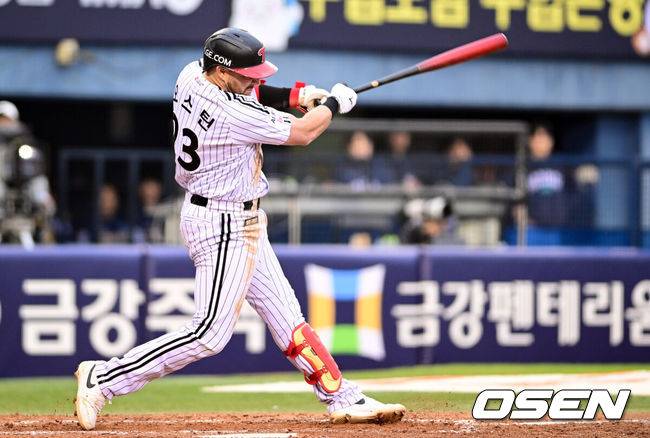 [OSEN=잠실, 조은정 기자]2일 서울 잠실야구장에서 ‘2026 신한 SOL KBO리그’ LG 트윈스와 NC 다이노스의 경기가 열렸다.홈팀 LG는 송승기, 방문팀 NC는 버하겐을 선발로 내세웠다. 3회말 2사 1,2루에서 LG 오스틴이 3점 홈런을 날리고 있다. 2026.05.02 /cej@osen.co.kr