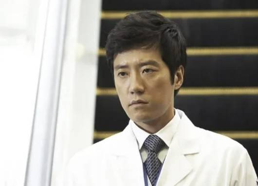 2007년 방영된 MBC 드라마 ‘하얀거탑’의 주인공인 장준혁. 극중 장준혁은 담관암이 말기에 이른 뒤에야 발견해 치료 시기를 놓쳐 사망했다. 자료 : MBC