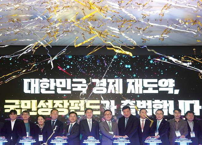 2025년 12월11일 서울 여의도 산업은행에서 열린 국민성장펀드 출범식에서 박상진 한국산업은행 회장(왼쪽 다섯째부터), 이억원 금융위원장, 박현주 미래에셋 회장, 서정진 셀트리온 회장 등이 기념 세리머니를 하고 있다. ⓒ연합뉴스