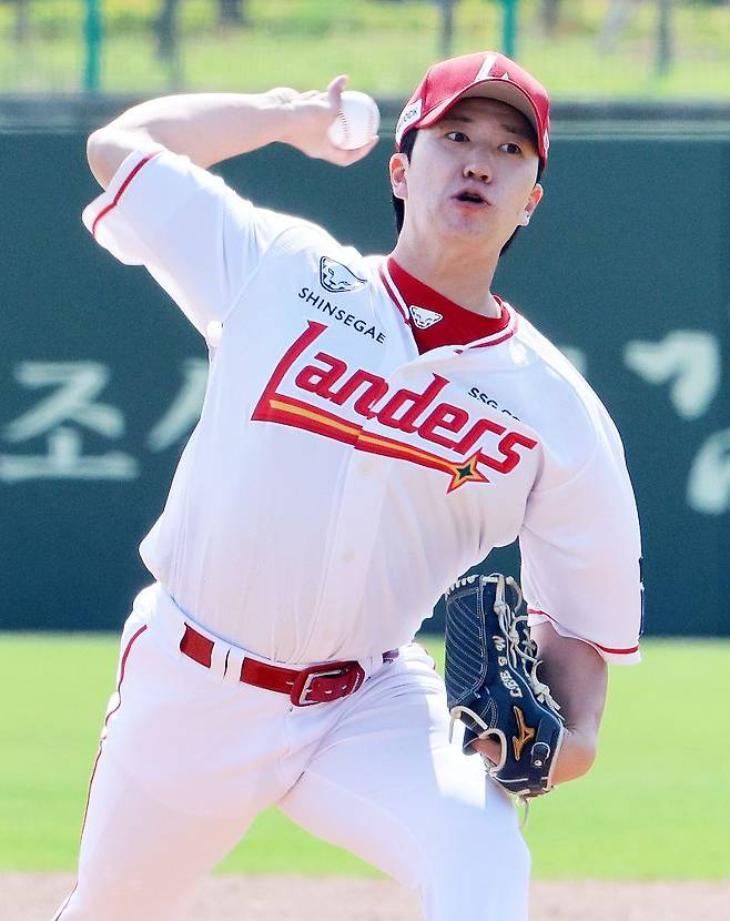 ▲ 5이닝 1피안타 6탈삼진 무실점 위력투로 경기력 상승 곡선을 확인한 이건욱 ⓒSSG랜더스