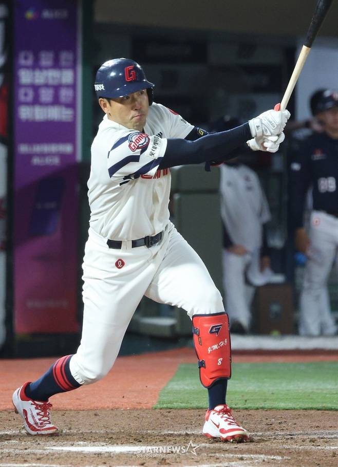 2026 신한 SOL KBO리그 롯데 자이언츠 대 두산 베어스 경기가 23일 부산 사직야구장에서 열렸다.  롯데 전준우가 힘차게 타격하고 있다. /사진=김진경 대기자