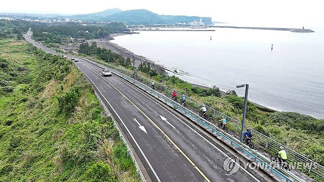 싱가포르 관광객의 제주 자전거 여행 (서귀포=연합뉴스) 박지호 기자 = 싱가포르 단체 관광객들이 30일 제주 서귀포시 안덕면 사계리 산방산 일대에서 자전거 하이킹을 즐기고 있다. 2026.4.30 jihopark@yna.co.kr