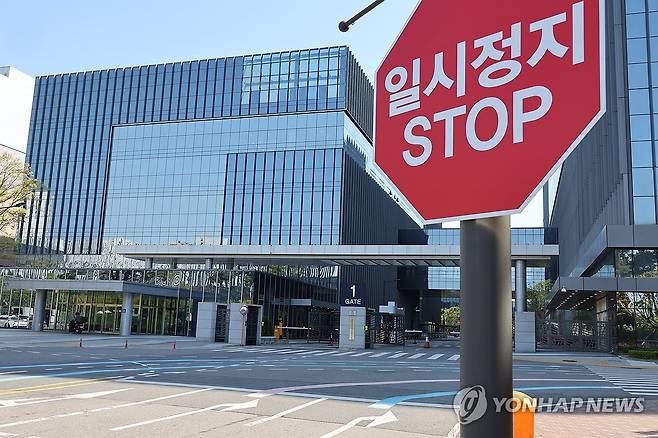 삼성바이오로직스 '전면 파업' (인천=연합뉴스) 황정환 기자 = 노동조합 전면 파업 첫째 날인 1일 오전 인천 연수구 삼성바이오로직스 공장에 적막감이 흐르고 있다. 2026.5.1 hwan@yna.co.kr