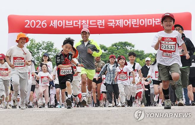 2026 세이브더칠드런 국제어린이마라톤 출발 (서울=연합뉴스) 김성민 기자 = 2일 서울 영등포구 여의도공원에서 열린 '2026 세이브더칠드런 국제어린이마라톤대회'에서 참가자들이 출발하고 있다. 
    이번 대회는 국제아동권리 비정부기구(NGO) 세이브더칠드런과 국가기간뉴스통신사 연합뉴스가 공동 주최했다. 2026.5.2 ksm7976@yna.co.kr