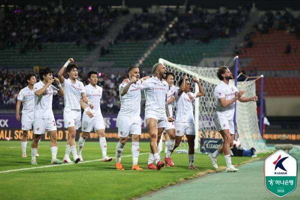 K리그1 부천FC 1995 가브리엘이 2일 안양종합운동장에서 열린 FC안양과의 경기에서 후반전 결승골을 뽑아내고 동료들과 기뻐하고 있다. 2026.5.2 /한국프로축구연맹 제공