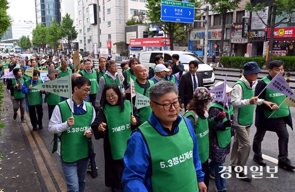 제40주년 인천5·3민주항쟁 기념식이 열린 3일 인천시 미추홀구 옛 시민회관 쉼터에서 참가한 시민들이 지난 1986년 5월3일 항쟁 당시의 공간인 주안역 남광장을 돌아오는 행진을 하고 있다. 2026.5.3 /김용국기자 yong@kyeongin.com