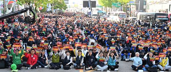 63년 만에 명칭이 바뀌고 법정공휴일이 된 ‘노동절’인 지난 1일 오후 수원역 일대에서 민주노총 경기도본부가 주최한 ‘세계노동절 경기대회’에서 조합원들이 구호를 외치고 있다. 2026.5.1 /임열수기자 pplys@kyeongin.com