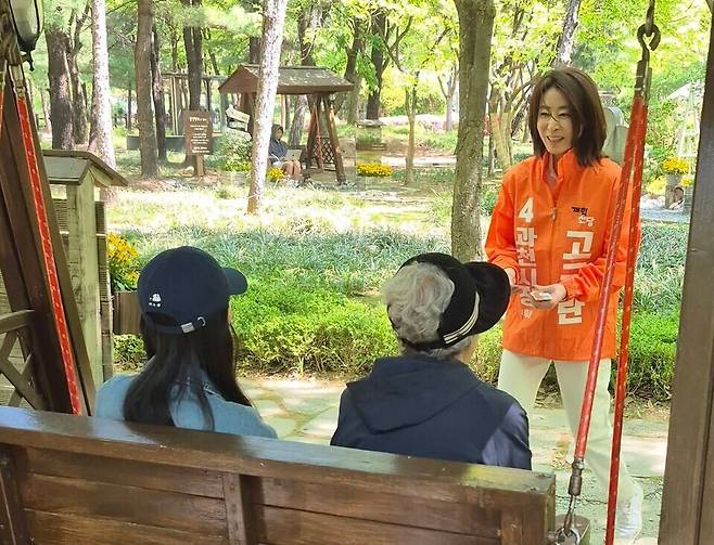▲ 고금란 개혁신당 과천시장 후보가 유권자들을 만나 지지를 호소하고 있다. 고 후보는 "과천의 미래를 새롭게 설계하겠다"며 현장 속으로 다가가는 밀착 행보를 계속하고 있다./사진=고금란 후보 SNS