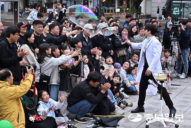 연휴 마지막 날인 3일 오후 안산시 안산문화광장 일대에서 열린 제22회 안산국제거리극축제에서 시민들이 버블쇼를 감상하며 즐거운 시간을 보내고 있다. 김경민기자