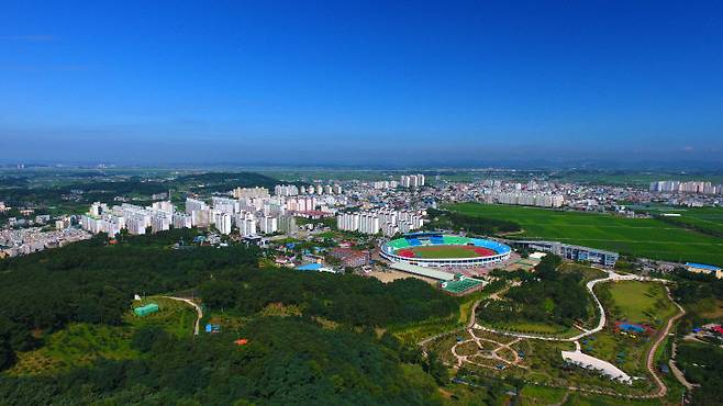논산 벌판에 불어오는 선거 바람, ‘안정’이라는 방패와 ‘교체’라는 창 중 시민들은 어느 쪽을 선택할 것인가에 귀추가 주목된다. 사진은 논산시 전경.(사진=논산시 제공)