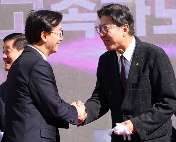 박형준 부산시장(오른쪽)과 더불어민주당 전재수(북구갑) 의원이 9일 오후 부산 북구 IC에서 열린 만덕~센텀 고속화도로(대심도) 개통식에서 인사를 나누고 있다. 연합뉴스